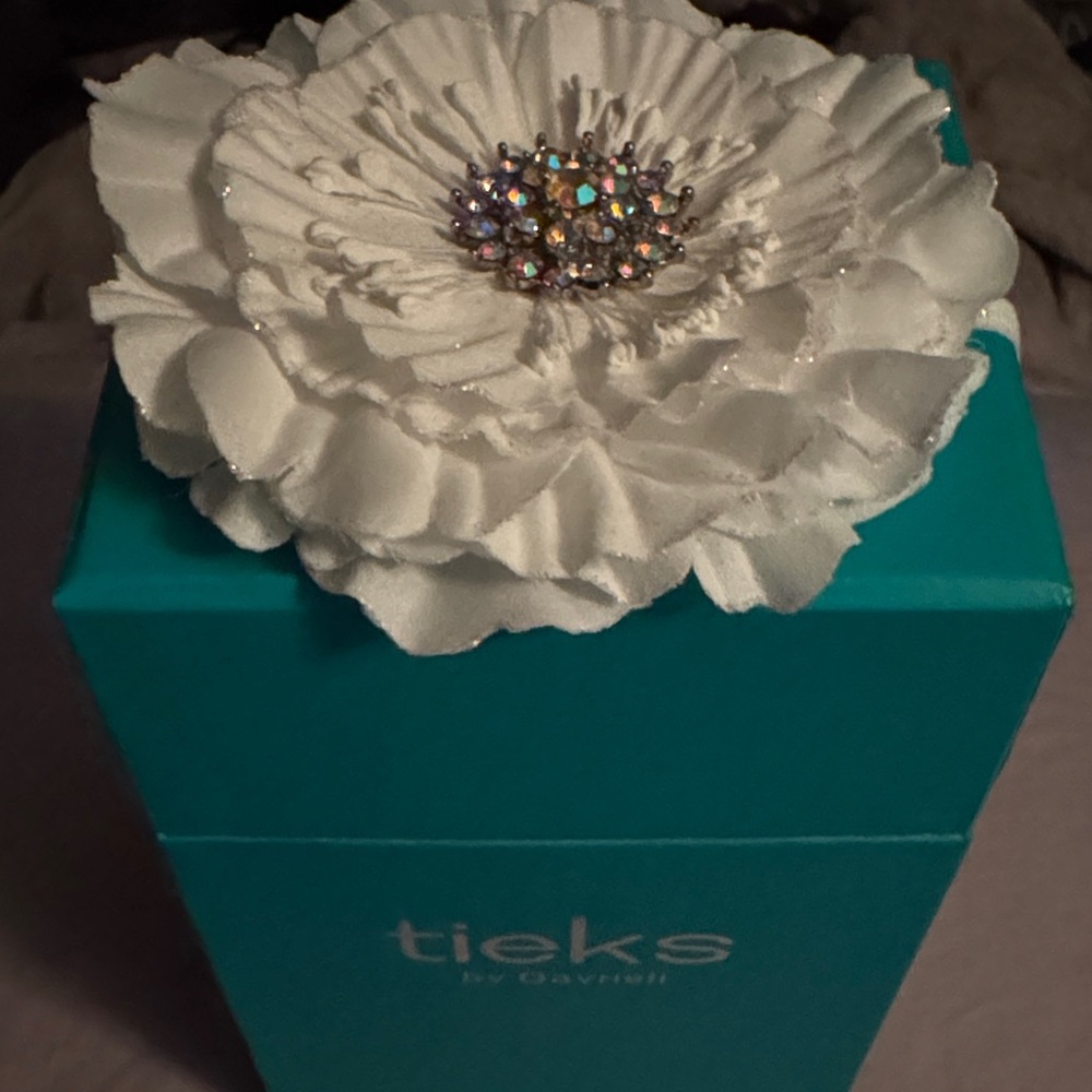 Tieks White Floral Hair Accessory